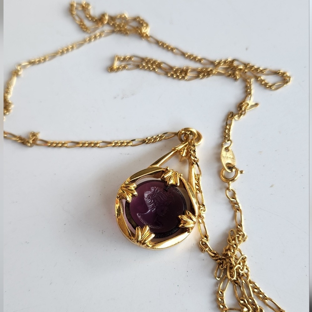 Vintage Gold Tone Cameo Pendant Necklace Purple Gemstone Figarope Chain - Picture 9 of 15